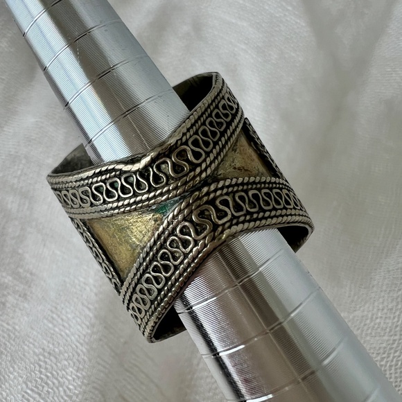 Antique Afghan Tribal Carnelian Saddle Ring – 19th‑20th C. Heart‑Shaped Band - Picture 10 of 13